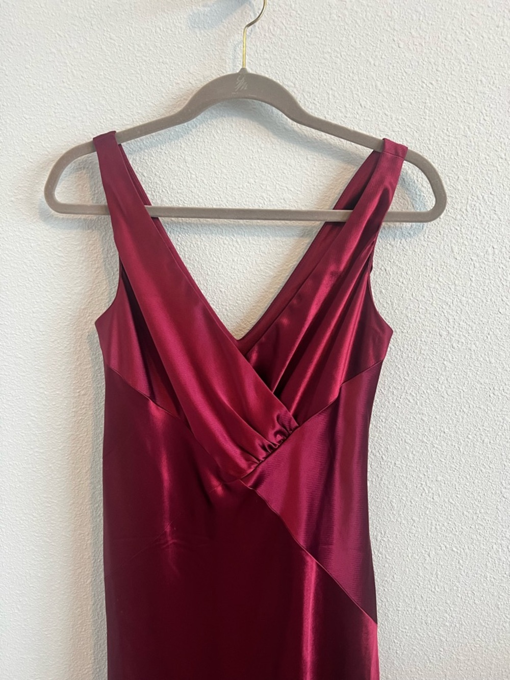 Elegant Burgundy V-Neck Satin Evening Dress - Picture 2 of 4